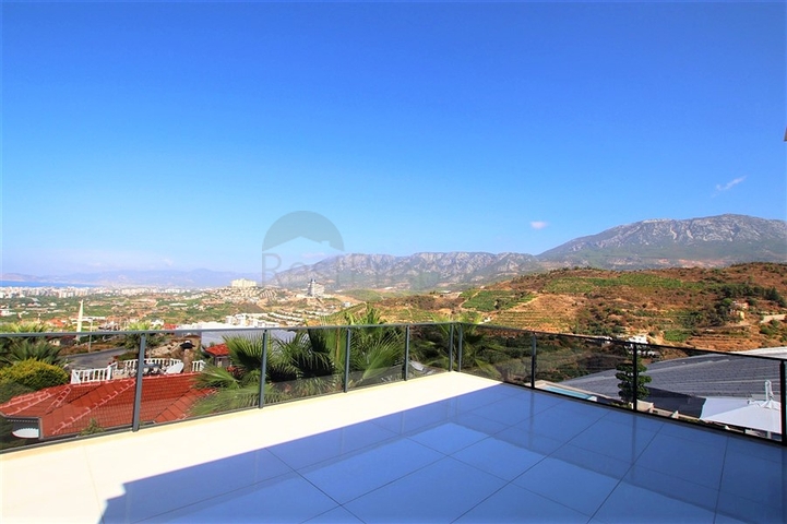 Schicke 4+1-Villa mit neuen Möbeln im modernen Stil 