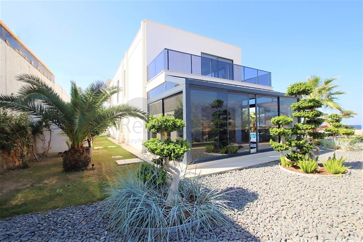 Schicke 4+1-Villa mit neuen Möbeln im modernen Stil 