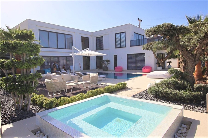 Schicke 4+1-Villa mit neuen Möbeln im modernen Stil 