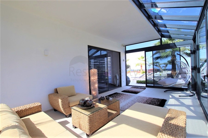 Schicke 4+1-Villa mit neuen Möbeln im modernen Stil 