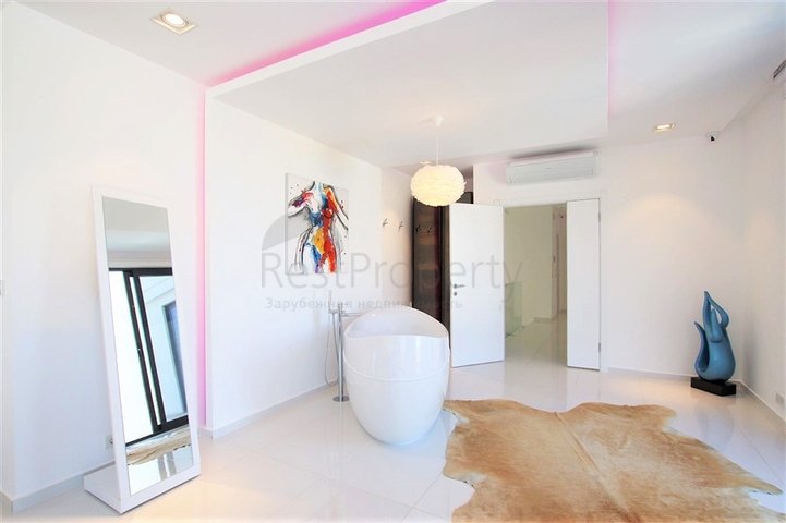 Schicke 4+1-Villa mit neuen Möbeln im modernen Stil 