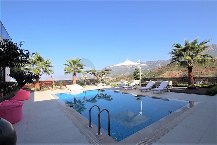 Schicke 4+1-Villa mit neuen Möbeln im modernen Stil 