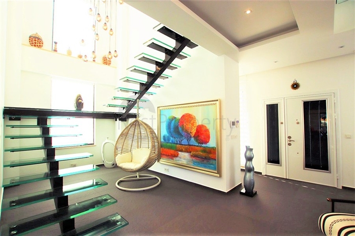 Schicke 4+1-Villa mit neuen Möbeln im modernen Stil 