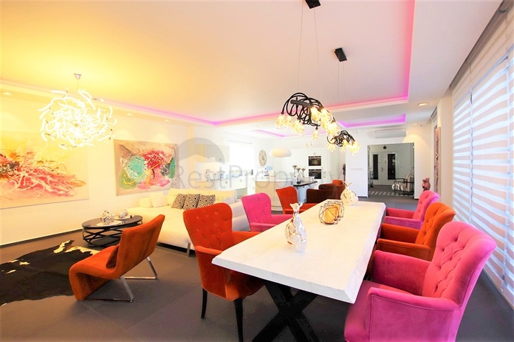 Schicke 4+1-Villa mit neuen Möbeln im modernen Stil 