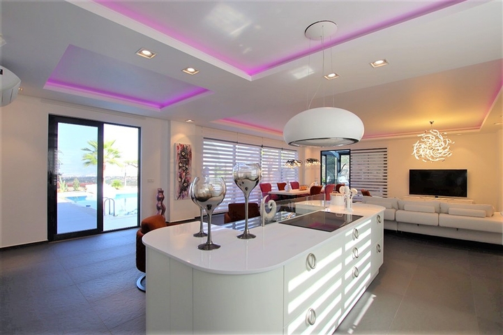 Schicke 4+1-Villa mit neuen Möbeln im modernen Stil 