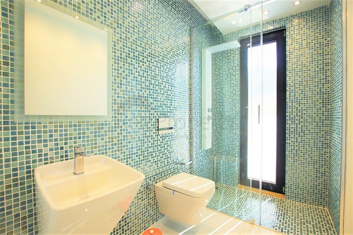 Schicke 4+1-Villa mit neuen Möbeln im modernen Stil 