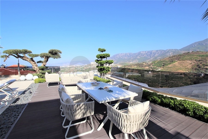 Schicke 4+1-Villa mit neuen Möbeln im modernen Stil 