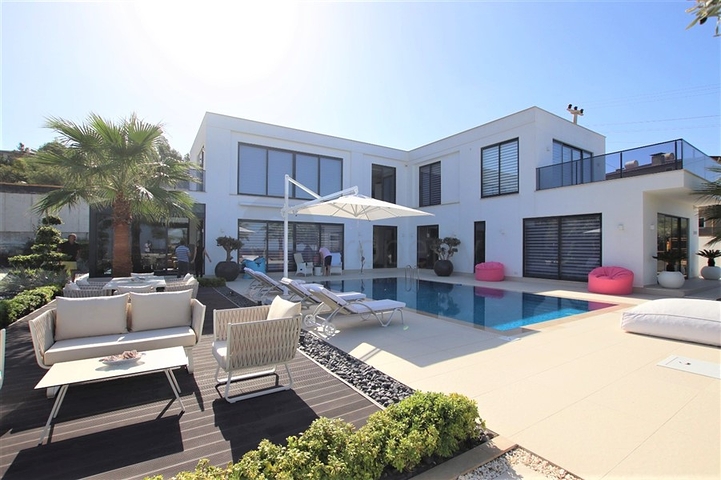 Schicke 4+1-Villa mit neuen Möbeln im modernen Stil 