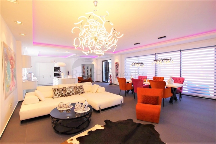 Schicke 4+1-Villa mit neuen Möbeln im modernen Stil 