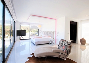 Schicke 4+1-Villa mit neuen Möbeln im modernen Stil 