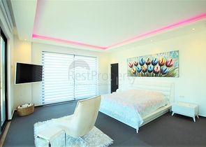 Schicke 4+1-Villa mit neuen Möbeln im modernen Stil 