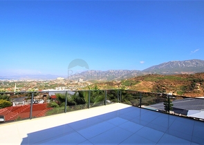 Schicke 4+1-Villa mit neuen Möbeln im modernen Stil 