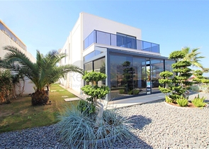 Schicke 4+1-Villa mit neuen Möbeln im modernen Stil 