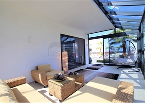 Schicke 4+1-Villa mit neuen Möbeln im modernen Stil 