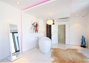 Schicke 4+1-Villa mit neuen Möbeln im modernen Stil 