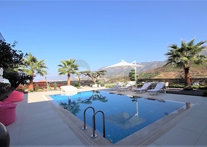 Schicke 4+1-Villa mit neuen Möbeln im modernen Stil 