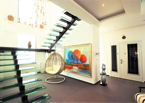 Schicke 4+1-Villa mit neuen Möbeln im modernen Stil 