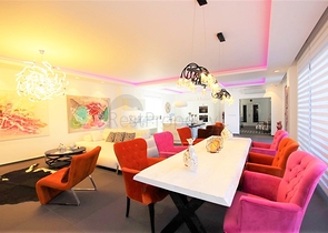 Schicke 4+1-Villa mit neuen Möbeln im modernen Stil 