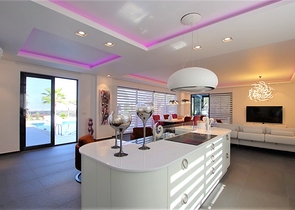 Schicke 4+1-Villa mit neuen Möbeln im modernen Stil 