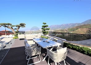 Schicke 4+1-Villa mit neuen Möbeln im modernen Stil 