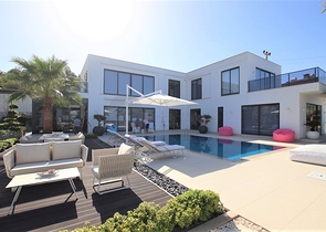 Schicke 4+1-Villa mit neuen Möbeln im modernen Stil 