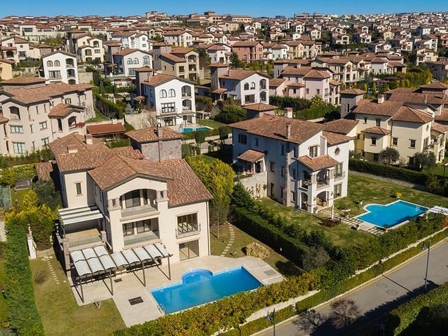 Villen mit Meer- und Seeblick