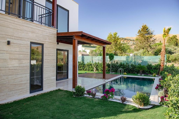 Ein Komplex von Residenzen und Villen in malerischer Lage im Stadtteil Gümüslük