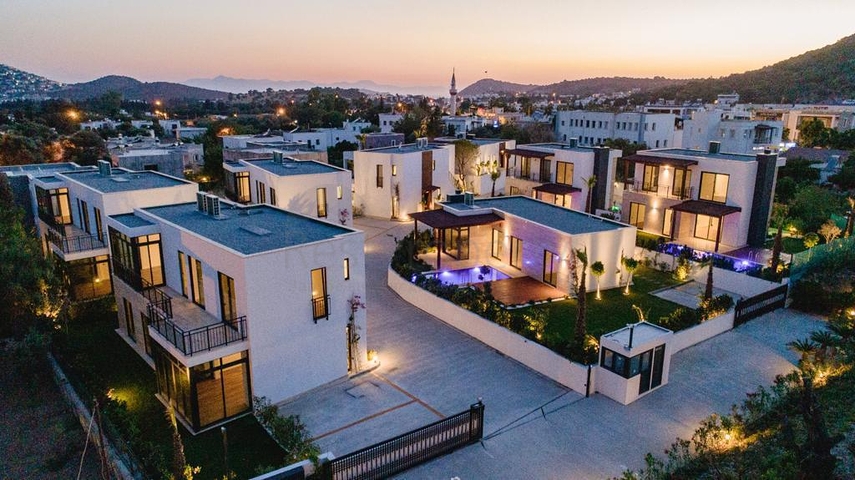 Ein Komplex von Residenzen und Villen in malerischer Lage im Stadtteil Gümüslük