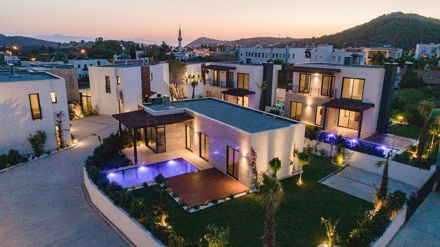 Ein Komplex von Residenzen und Villen in malerischer Lage im Stadtteil Gümüslük