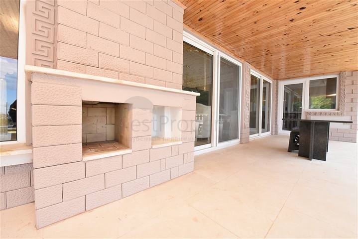 Schickes Haus mit eigenem Pool und Garten im Stadtteil Demirtas