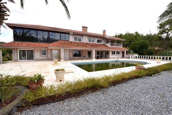 Schickes Haus mit eigenem Pool und Garten im Stadtteil Demirtas