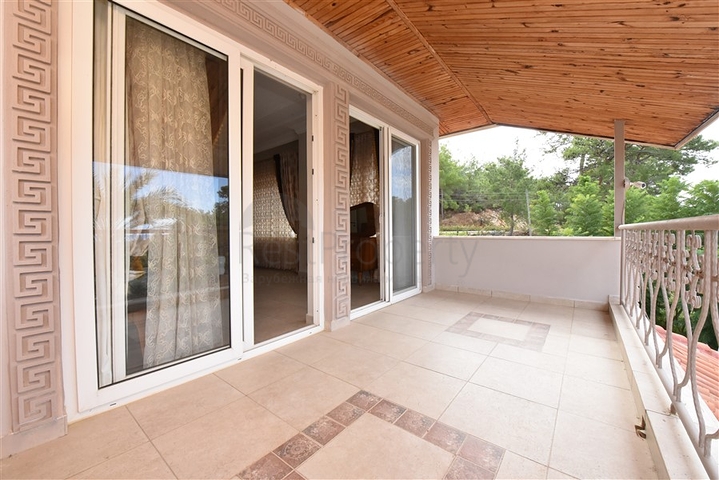 Schickes Haus mit eigenem Pool und Garten im Stadtteil Demirtas