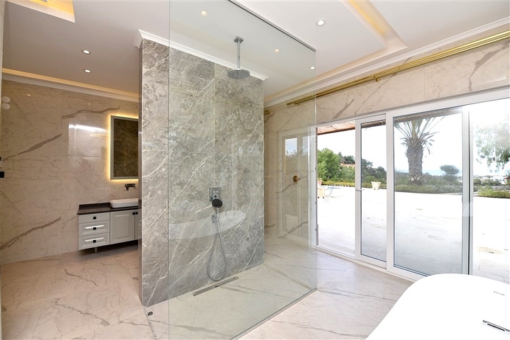 Schickes Haus mit eigenem Pool und Garten im Stadtteil Demirtas