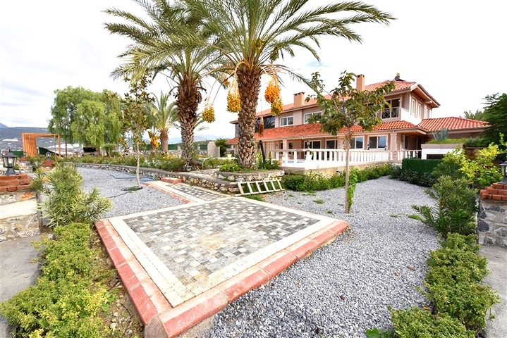 Schickes Haus mit eigenem Pool und Garten im Stadtteil Demirtas