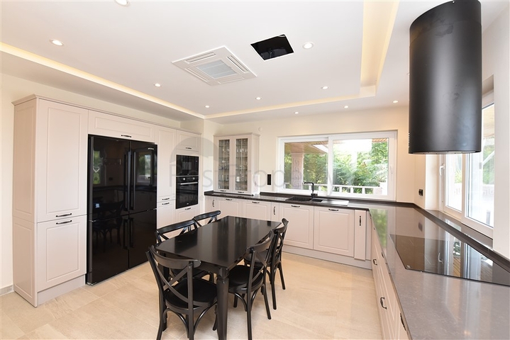 Schickes Haus mit eigenem Pool und Garten im Stadtteil Demirtas