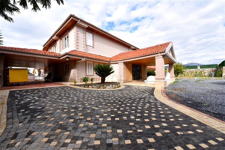 Schickes Haus mit eigenem Pool und Garten im Stadtteil Demirtas