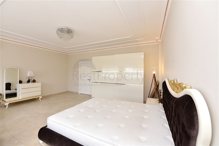 Schickes Haus mit eigenem Pool und Garten im Stadtteil Demirtas