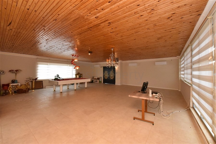 Schickes Haus mit eigenem Pool und Garten im Stadtteil Demirtas