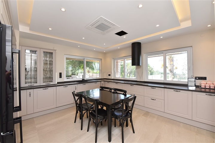 Schickes Haus mit eigenem Pool und Garten im Stadtteil Demirtas