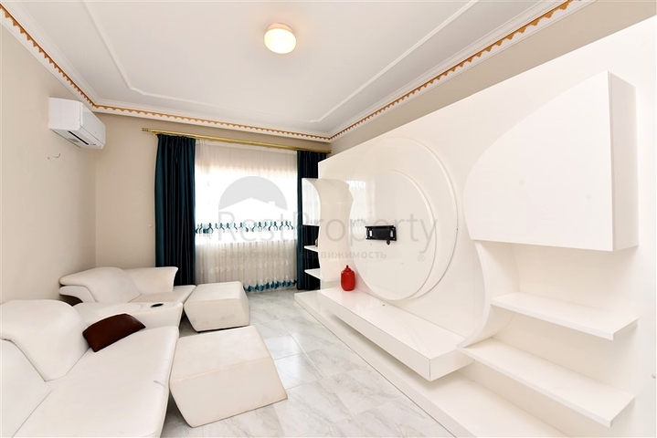 Schickes Haus mit eigenem Pool und Garten im Stadtteil Demirtas