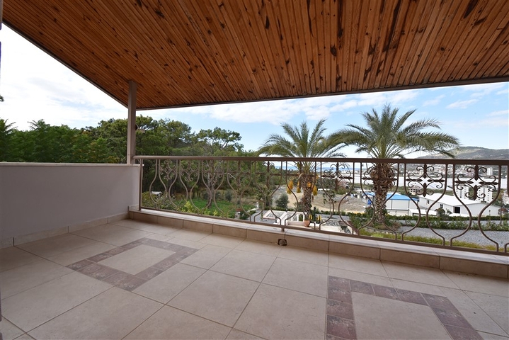 Schickes Haus mit eigenem Pool und Garten im Stadtteil Demirtas