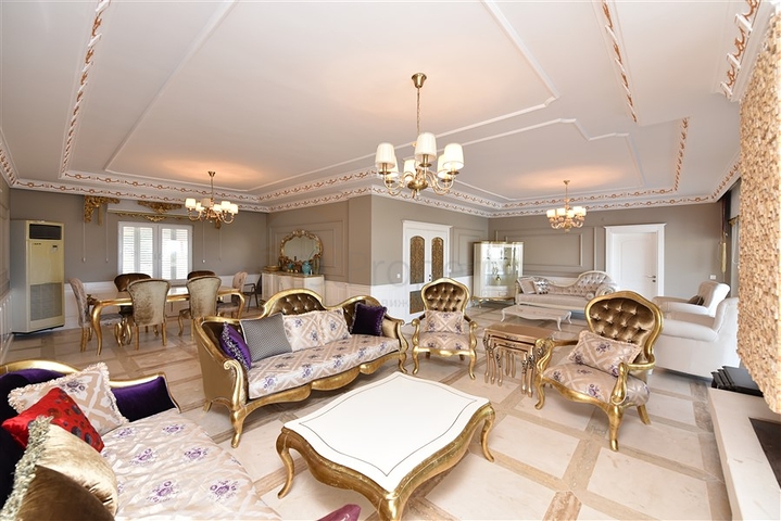 Schickes Haus mit eigenem Pool und Garten im Stadtteil Demirtas