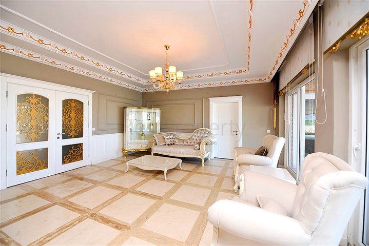 Schickes Haus mit eigenem Pool und Garten im Stadtteil Demirtas