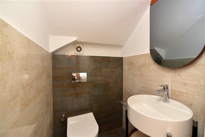 Schickes Haus mit eigenem Pool und Garten im Stadtteil Demirtas