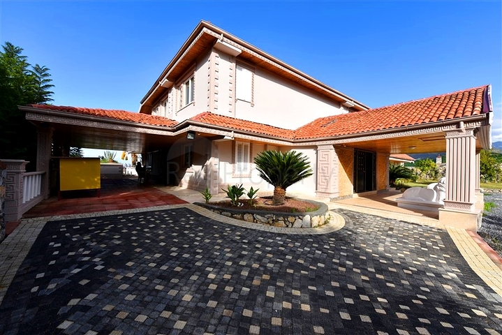 Schickes Haus mit eigenem Pool und Garten im Stadtteil Demirtas