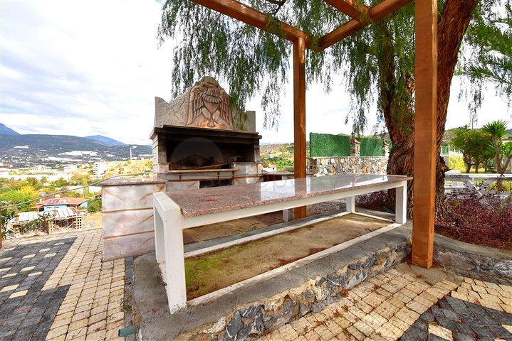 Schickes Haus mit eigenem Pool und Garten im Stadtteil Demirtas