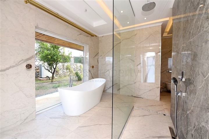 Schickes Haus mit eigenem Pool und Garten im Stadtteil Demirtas