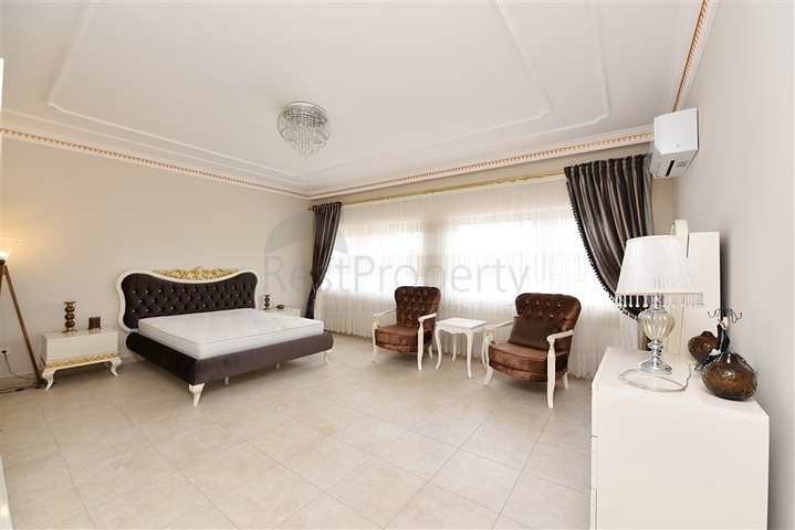 Schickes Haus mit eigenem Pool und Garten im Stadtteil Demirtas