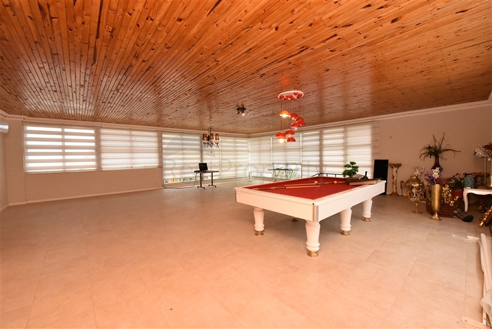 Schickes Haus mit eigenem Pool und Garten im Stadtteil Demirtas