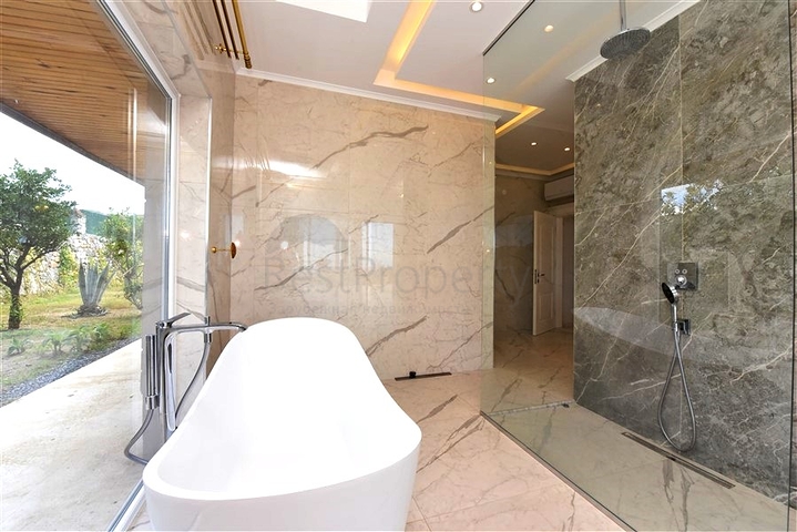 Schickes Haus mit eigenem Pool und Garten im Stadtteil Demirtas